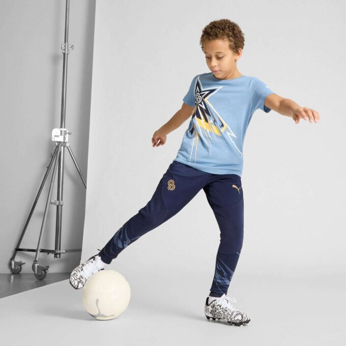 Koszulka z logo piłkarskim dla dużych dzieci PUMA x CHRISTIAN PULISIC Koszulka z logo piłkarskim dla dużych dzieci PUMA x CHRISTIAN PULISIC