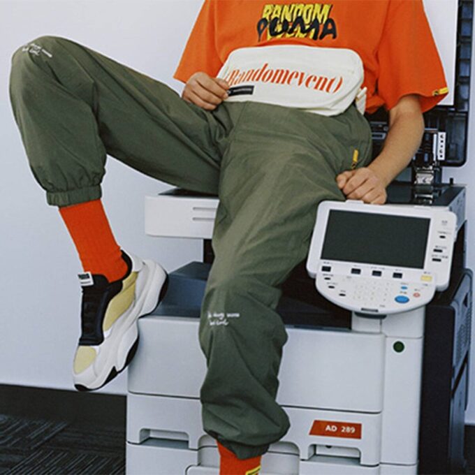 Spodnie tkane PUMA x Randomevent w kolorze zielonym