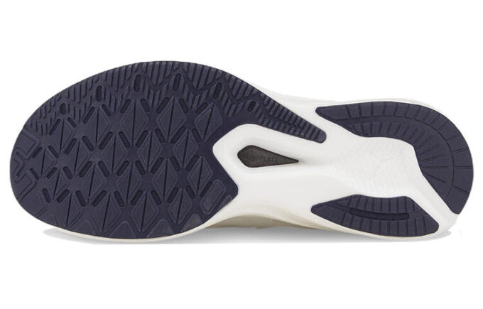Tracksmith x Deviate Nitro Elite Racer „Biały płaszcz”