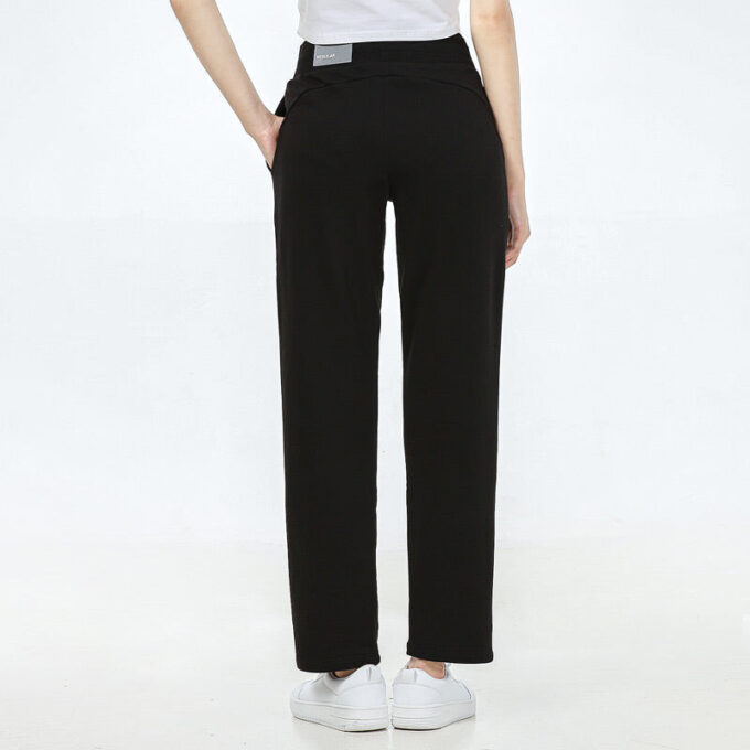 (WMNS) Spodnie dresowe Essential w kolorze czarnym
